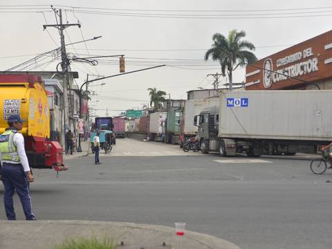 ‘Jueves, viernes y sábado esto se pone full, porque viene la carga de exportación’, dicen moradores del sector de Trinipuerto sobre congestionamiento vehicular 