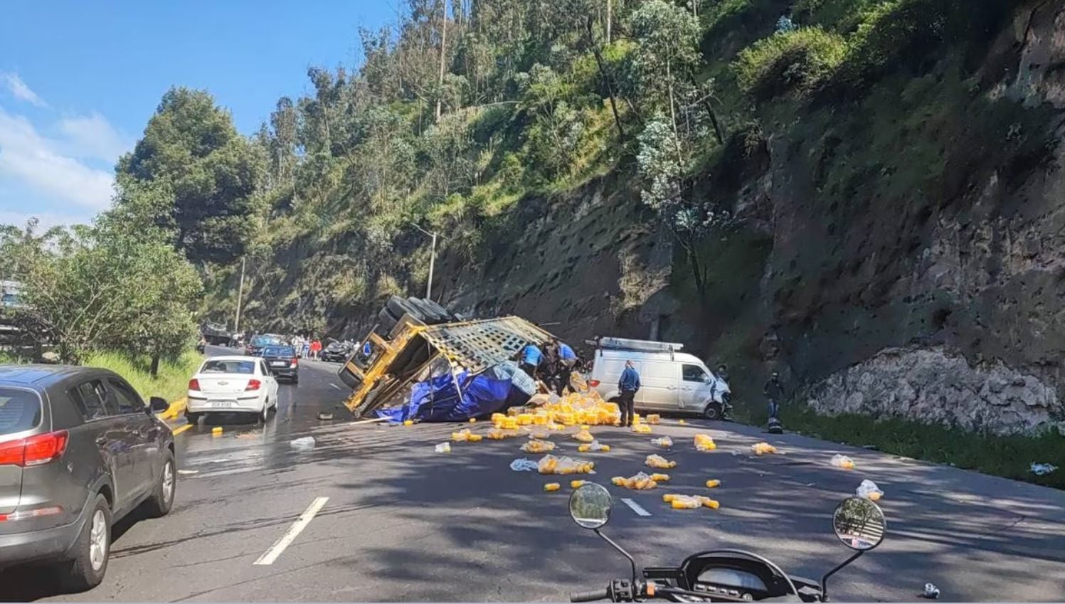 ¿Qué delito implica cogerse las cosas de carros de carga que sufren accidentes?: el fin de semana hubo un siniestro en Quito  