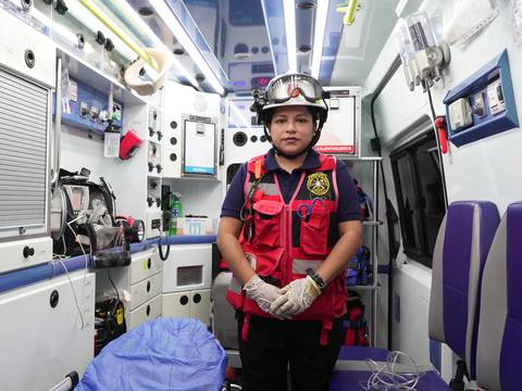Inés Palacios saca su instinto maternal y lo fusiona con su profesión de enfermera en su labor como bombera voluntaria