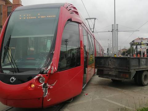 VIDEO | Camión, que realizó giro indebido, choca contra unidad de Tranvía de Cuenca y genera retraso en el servicio
