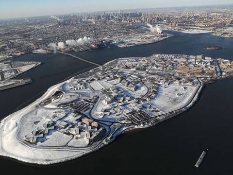 Proponen alojar en Rikers Island, una zona de cárceles, a miles de migrantes que llegan a Nueva York