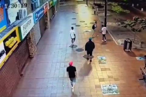En menos de 20 segundos cuatro sujetos robaron a dos jóvenes que caminaban en la avenida 9 de Octubre 