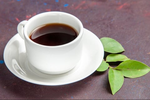¿Cuánto es demasiada cafeína? Conoce los efectos secundarios de una sobre dosis de café y otras bebidas que la contienen