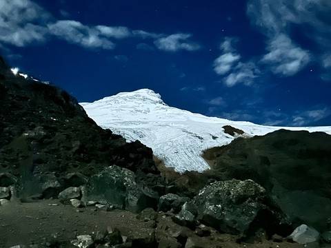 Parque Cayambe-Coca cerrado por avalancha en el volcán y labores de rescate de turistas