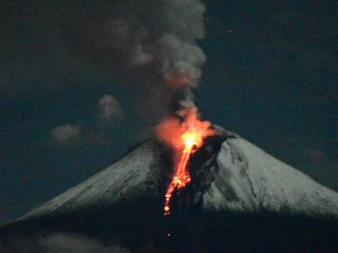 El volcán Sangay emite lava y material incandescente este viernes 14 de abril