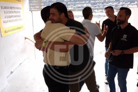 Efusivo abrazo entre los hermanos Aquiles y Antonio Alvarez Henriques en las elecciones a la presidencia de Barcelona SC