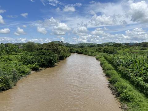 Vertimiento de aguas servidas sin tratamiento adecuado y malas prácticas agrícolas afectan a la cuenca del río Daule