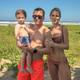 Lavinia Valbonesi disfruta el sábado junto con su familia en la playa