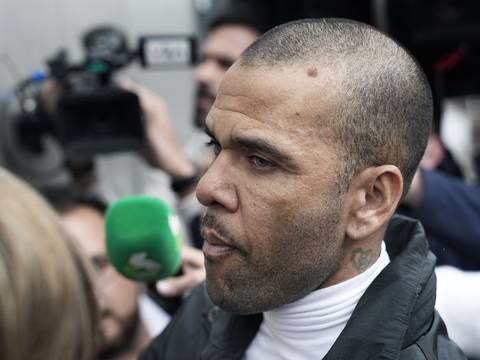 Dani Alves no pierde tiempo: quiere volver al fútbol tras salir de una cárcel de Barcelona 