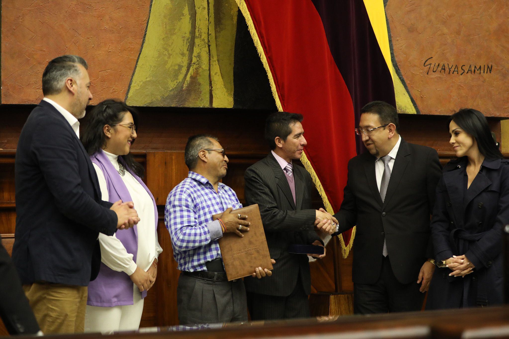 Asamblea Nacional condecora a la Asociación de Voceadores de Pichincha por los 100 años de vida jurídica