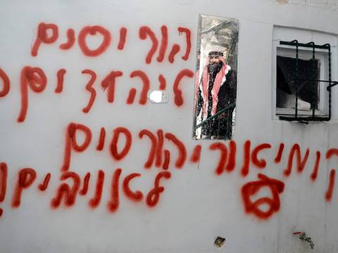 Vándalos prenden fuego y pintan grafitis a una mezquita en Jerusalén Este
