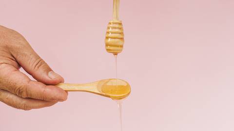 Estos son los usos poco conocidos de la miel de abejas: desde calmar la resaca hasta servir de antibiótico natural