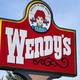 La historia del origen del nombre Wendy’s:  Por esta razón el fundador de la cadena nombró a su empresa de hamburguesas en honor a su hija y luego se arrepintió