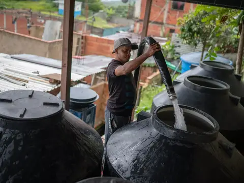 Sin agua, gas o luz: sálvese quien pueda en Venezuela