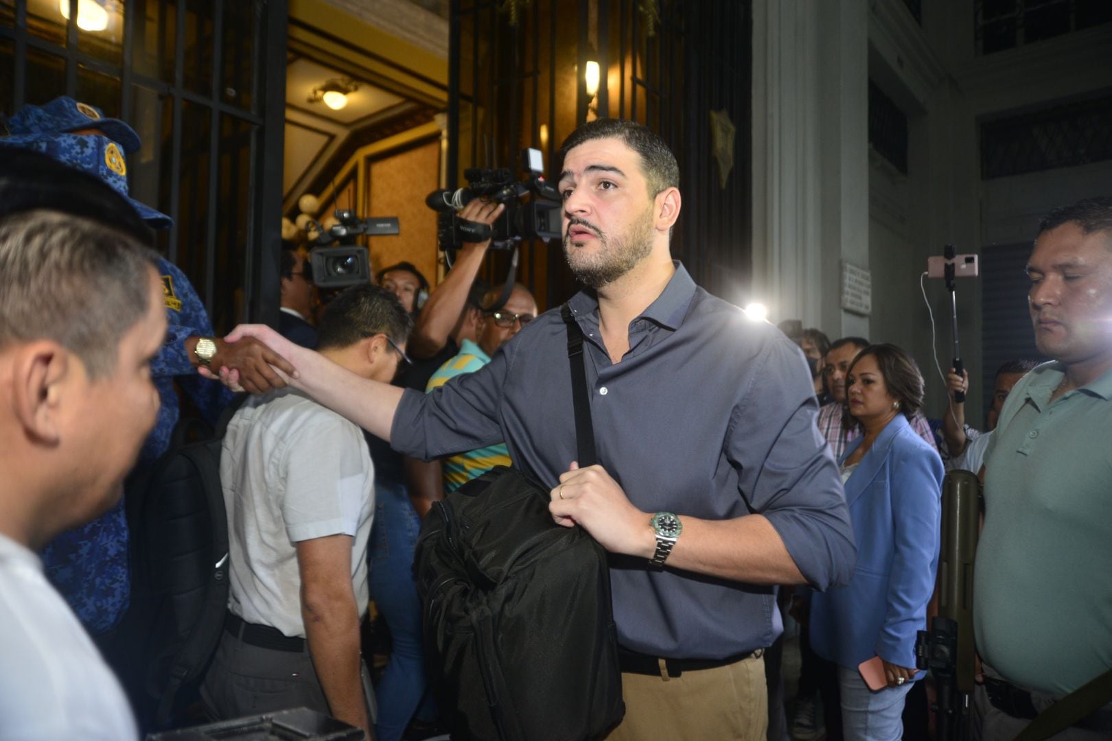 Aquiles Álvarez llegó a las 06:30 al Municipio y comenzará a notificar a directores que ya no continuarán en funciones