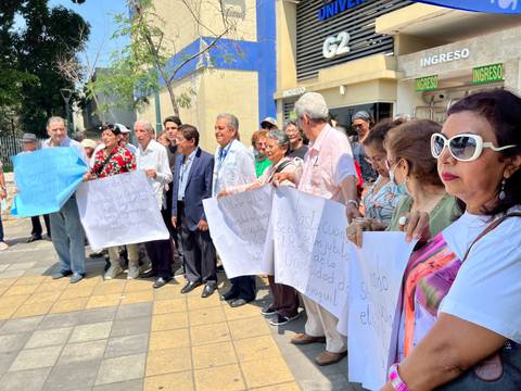 ‘No nos pagan nuestra jubilación complementaria’: jubilados de la Universidad de Guayaquil realizan plantones para denunciar incumplimiento de su pago