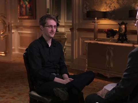 EE.UU. puede acceder a fotos íntimas asegura Snowden en entrevista con John Oliver