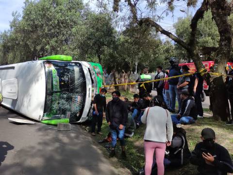 Un bus con 26 pasajeros se volcó en Cumbayá, en el nororiente de Quito