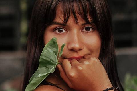 Ella es Helena Gualinga, la activista ecuatoriana que estuvo en la alfombra roja de Cannes y es reconocida por su incansable lucha por el territorio amazónico