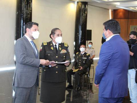 Sale Tannya Varela de la Comandancia de la Policía Nacional; entra el general Carlos Cabrera Ron