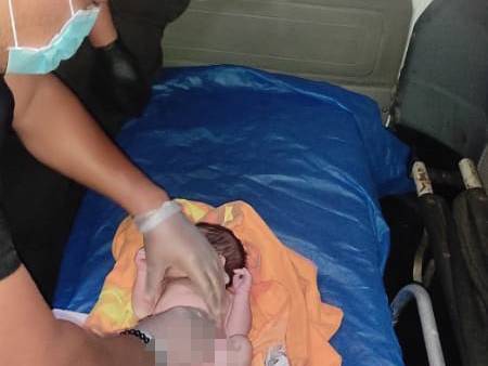 Apareció la madre de recién nacido hallado en una funda en el suburbio; autoridades decidirán si vuelve con la familia