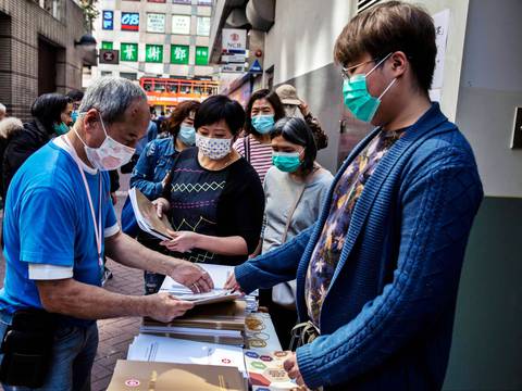 Hong Kong dará más de $1000 a sus ciudadanos para paliar la crisis por el coronavirus y las protestas