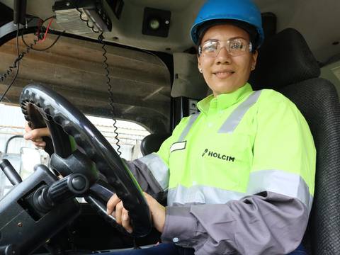 Becas del 90 % para que mujeres obtengan licencia para conducir camiones pesados y extrapesados