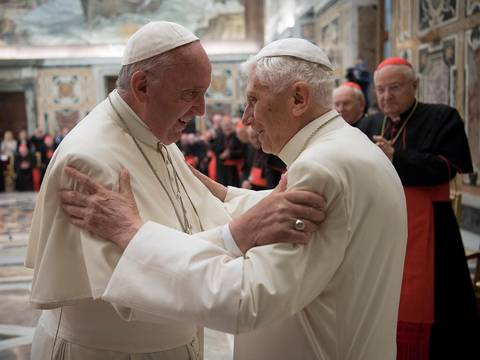 Benedicto XVI y el papa Francisco coinciden sobre el celibato, aunque este último señala excepciones