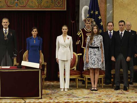 El look de la princesa Leonor en la jura de la Constitución lleno de simbolismo: homenaje hacia su madre la reina Letizia, guiño al feminismo y ejemplo de sobriedad