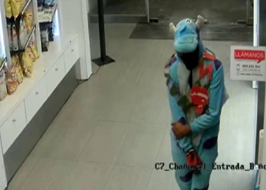 An armed “blue dinosaur” sows panic in a local: the man who disguised himself to steal in Chile is sent to prison