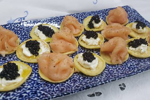 Recetas para diciembre: cómo preparar blinis con caviar o salmón