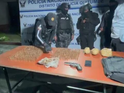 Policía aprehendió a dos ciudadanos, decomisó un arma y drogas en el sur de Quito