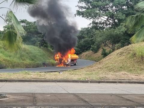 Tanquero con combustible se incendia en oreja vial del norte de Guayaquil