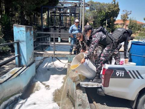 Más de 450 litros de alcohol decomisados fueron destruidos en Cuenca