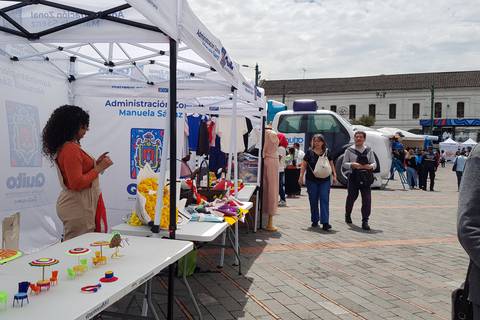 Capitalinos se congregan a feria que se presenta en el centro histórico de Quito por el Día de la Madre