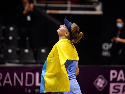 Ucraniana Dayana Yastremska, que salta a la cancha con bandera de su país, elimina a española Cristina Bucsa en torneo de Lyon