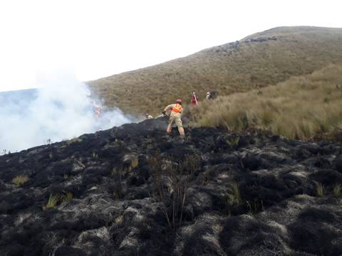 Controlado incendio forestal en la reserva de producción de fauna Chimborazo