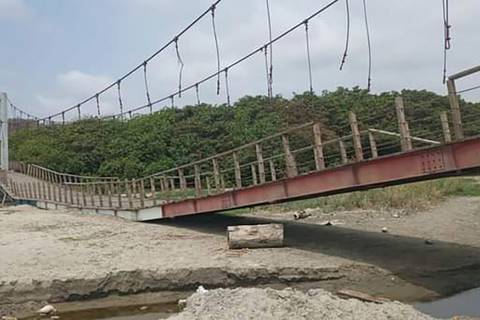 Deterioro por corrosión de tensores metálicos provocó la caída de puente en Canoa; 15 días tomará la rehabilitación   