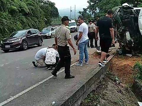 Tres fallecidos y 14 heridos tras volcamiento de furgoneta cerca del ingreso a Tamarindo, Cuenca