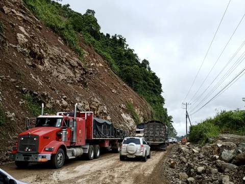 Vía Alóag-Santo Domingo, cerrada por deslizamiento de rocas
