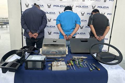 Detienen a tres sospechosos de robar accesorios de vehículos en Quito