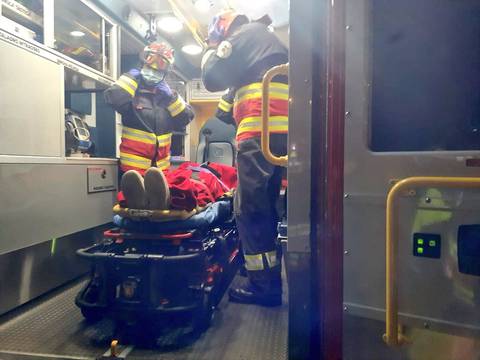 Hombre cayó seis metros en terreno baldío, en el sur de Quito