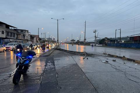 Siniestros viales se presentan en Guayaquil durante mañana lluviosa de este martes, 28 de mayo