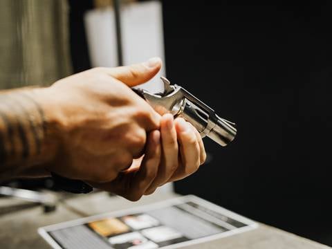 Quiénes son las personas que no podrán obtener el permiso de porte de armas en Ecuador