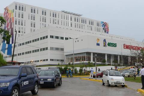 Caos en parqueo del Hospital del IESS de Ceibos