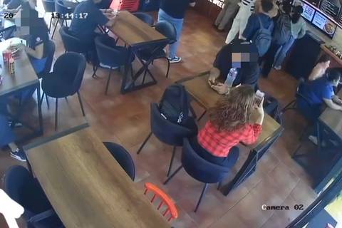 Cámaras captaron robo dentro de cafetería de una universidad en Guayaquil