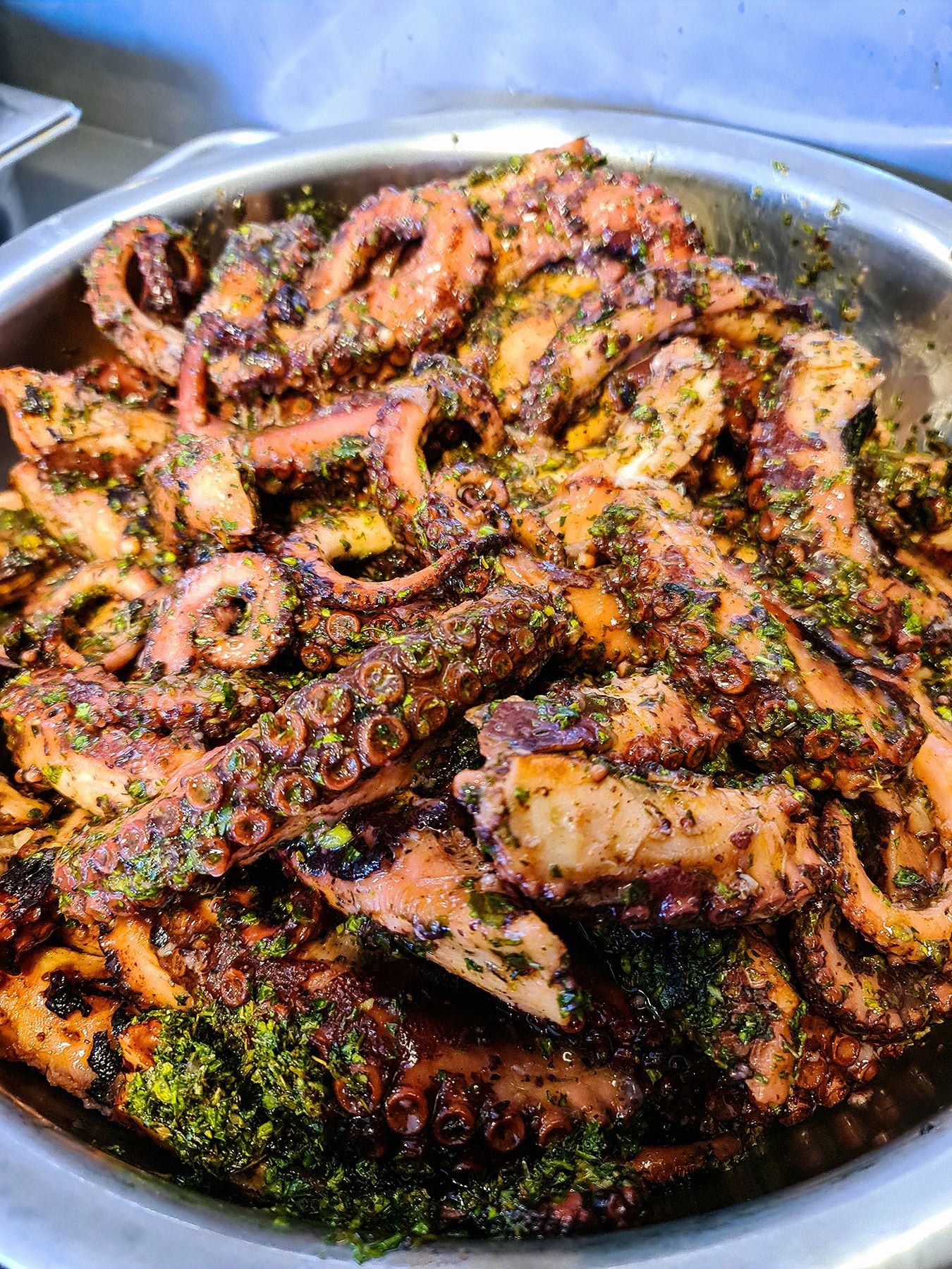 Desde Galápagos: receta de pulpo en aceite de camarón, chimichurri de hierbas y pimiento asado