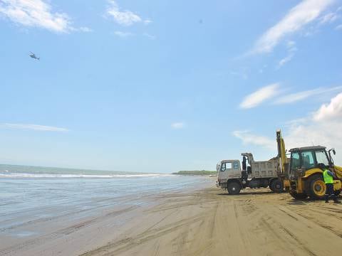 Dos derrames de crudo contaminaron la playa Las Palmas de Esmeraldas durante seis años