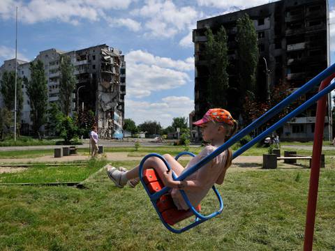 El video inimaginable de la capital de Ucrania: La gente salió en masa en Kiev a bañarse a orillas del río Dniéper disfrutando de juegos y partidos de voleibol