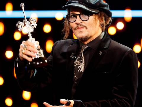 Johnny Depp recibe, entre cálidos aplausos, el premio Donostia por su trayectoria profesional en el Festival de Cine de San Sebastián 